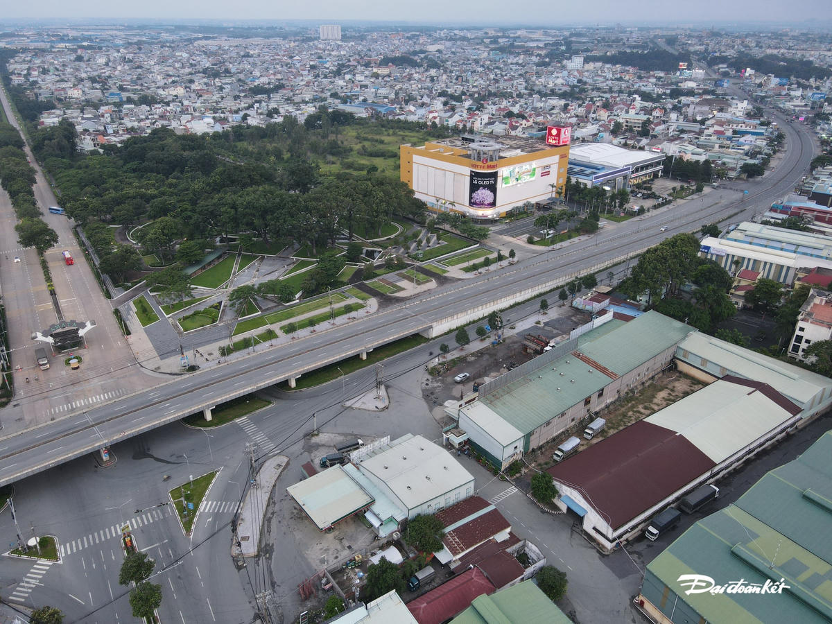 Nút giao cầu vượt cổng KCN Amata không một bóng người, xe qua lại.