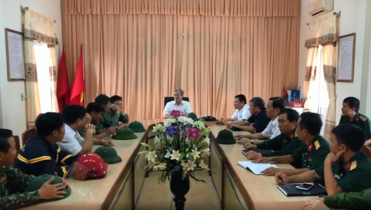 Ông Lê Trường Lưu chủ trì cuộc họp tại sở chỉ huy tiền phương để triển khai các phương án ứng phó.