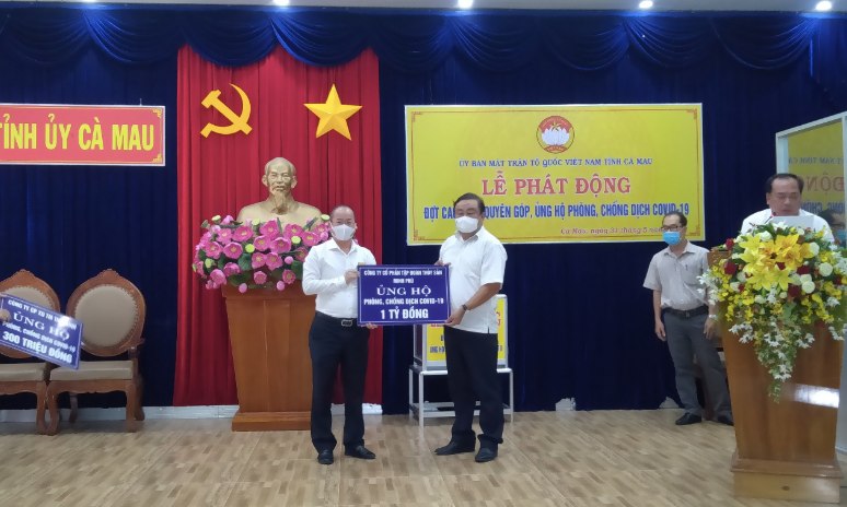 Chủ tịch Uỷ ban MTTQ Việt Nam tỉnh Cà Mau Tầ,n Văn Hiện tiếp nhận ủng hộ tại buổi lễ.