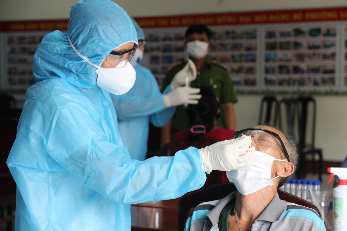 Lấy mẫu xét nghiệm cho người dân ở quận Phú Nhuận.