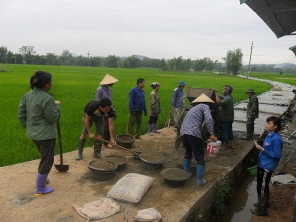 Ban Thanh tra nhân dân xã Hưng Đạo (TP Cao Bằng) giám sát đường nội đồng xóm 2 Ngọc Quyến. Ảnh: Phương Oanh.
