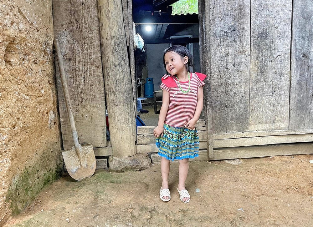 Dù là trẻ em ở vùng khó, các em bé vẫn biết làm điệu trước máy ảnh. Ảnh: Mai Mai/Vietnam+.  