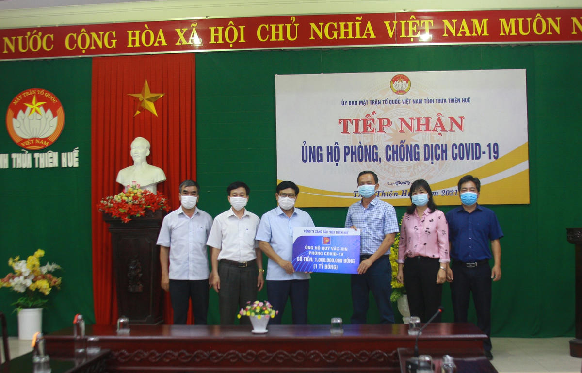 Đại diện Công ty Xăng dầu Thừa Thiên – Huế ủng hộ 1 tỷ đồng vào Quỹ Vaccine phòng Covid-19.