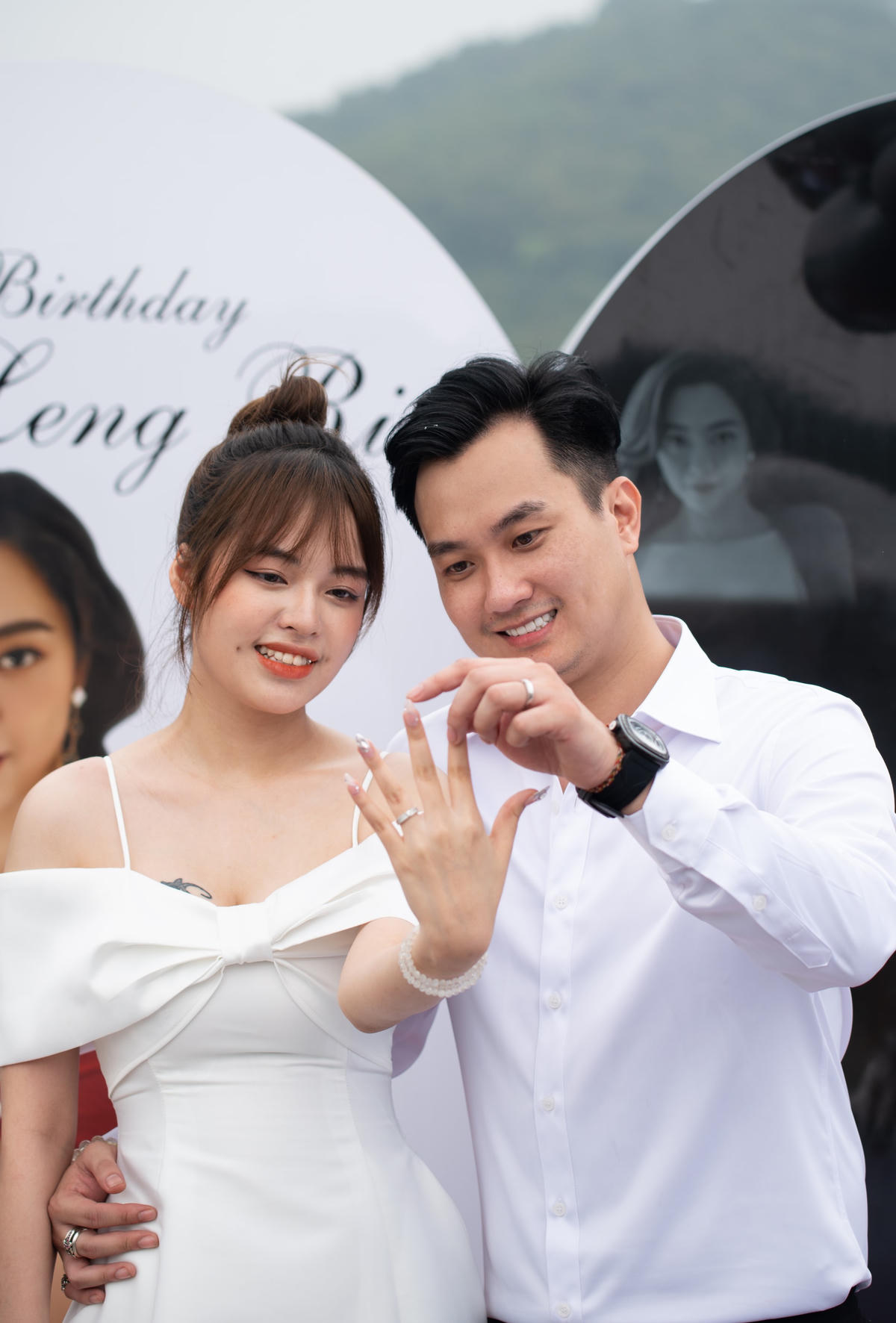 Cặp đôi đang chuẩn bị cho đám cưới tại quê nhà. 