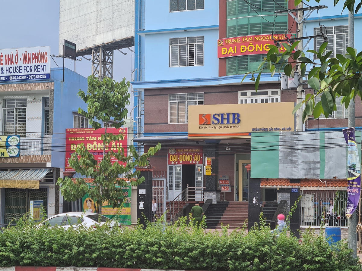 Ngân hàng nơi tên cướp xông vào khống chế nhân viên. Ảnh TL.