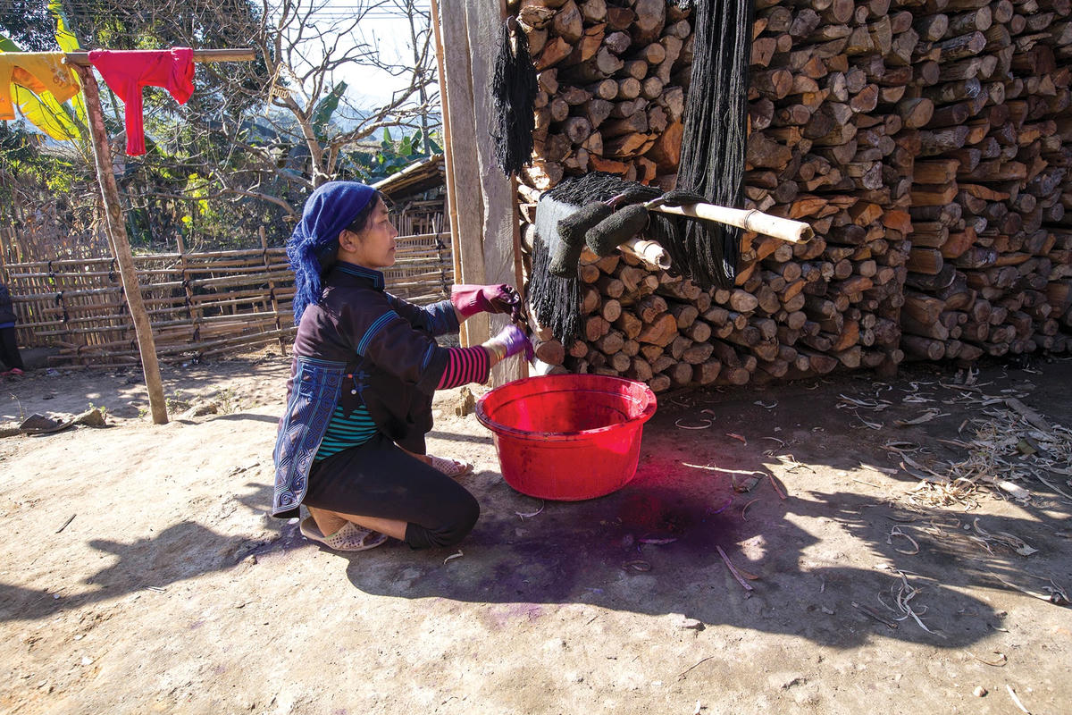 Phụ nữ Hà Nhì tự tay làm ra trang phục cho mình.