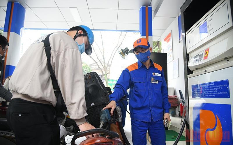 Bộ Công thương cần phối hợp Bộ Tài chính điều hành giá xăng dầu bám sát diễn biến giá xăng dầu thế giới.
