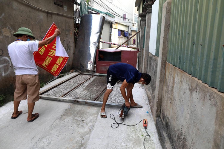 Tấm chắn bằng lưới sắt B40 tận dụng được mang từ một công trình gần đó đến gia cố để phục vụ việc kiểm soát đi lại tại xã An Khánh (huyện Hoài Đức, Hà Nội).