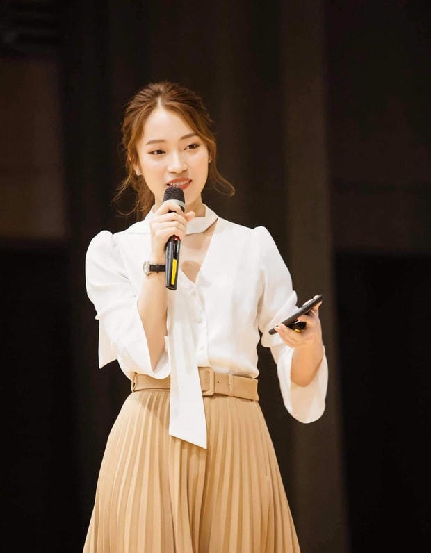 Khánh Vy được mệnh danh là “hot girl 7 thứ tiếng” vì thông thạo nhiều ngoại ngữ.