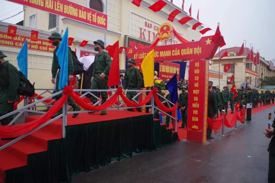 Các tân binh hồ hởi qua cầu Vinh quang để thực hiện nghĩa vụ thiêng liêng với Tổ quốc.