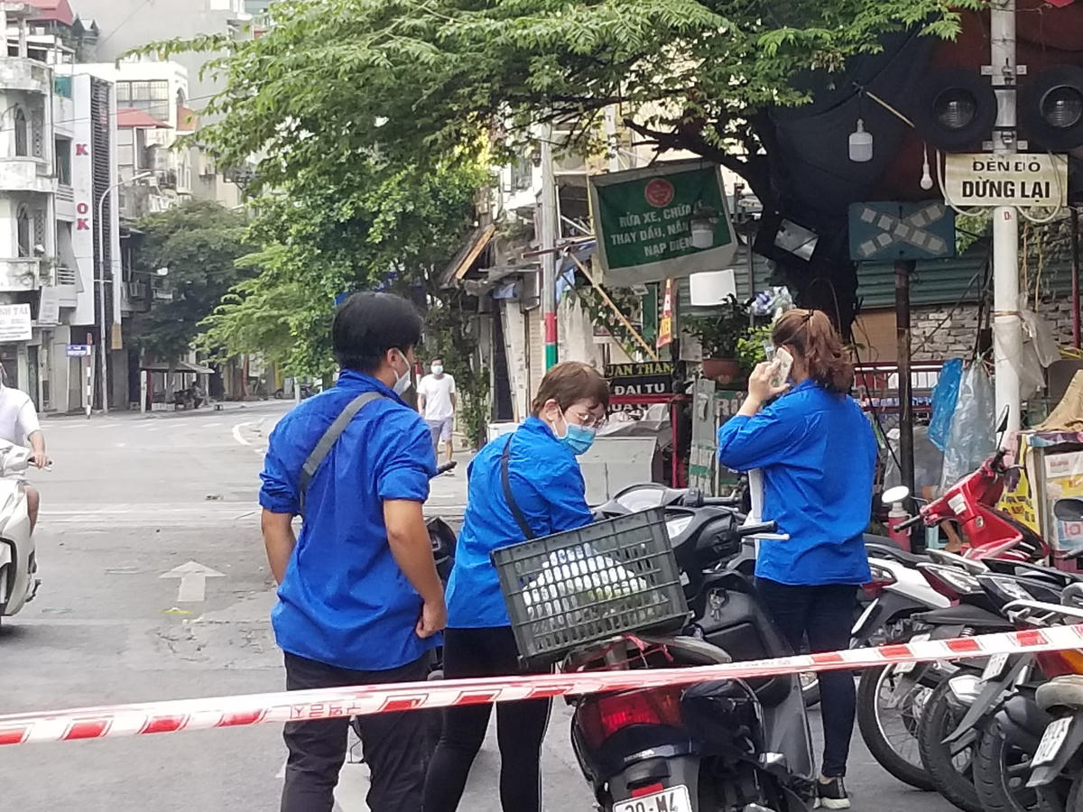 Thanh niên tình nguyện làm nhiệm vụ của "shipper"...