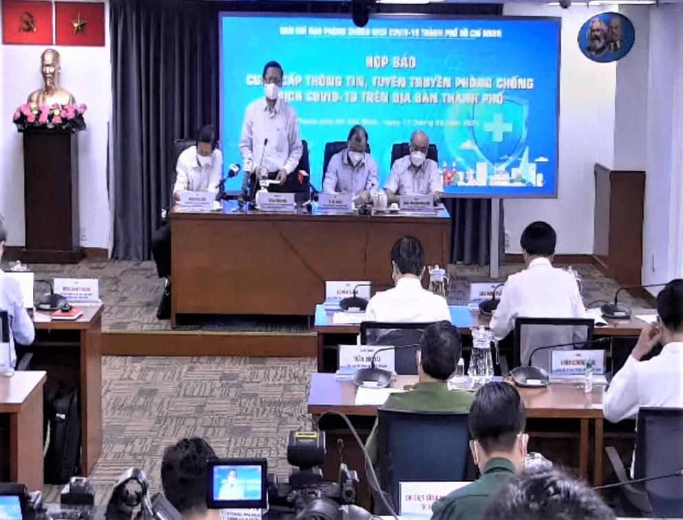 Chủ tịch UBND TP HCM Phan Văn Mãi phát biểu tại buổi họp báo.