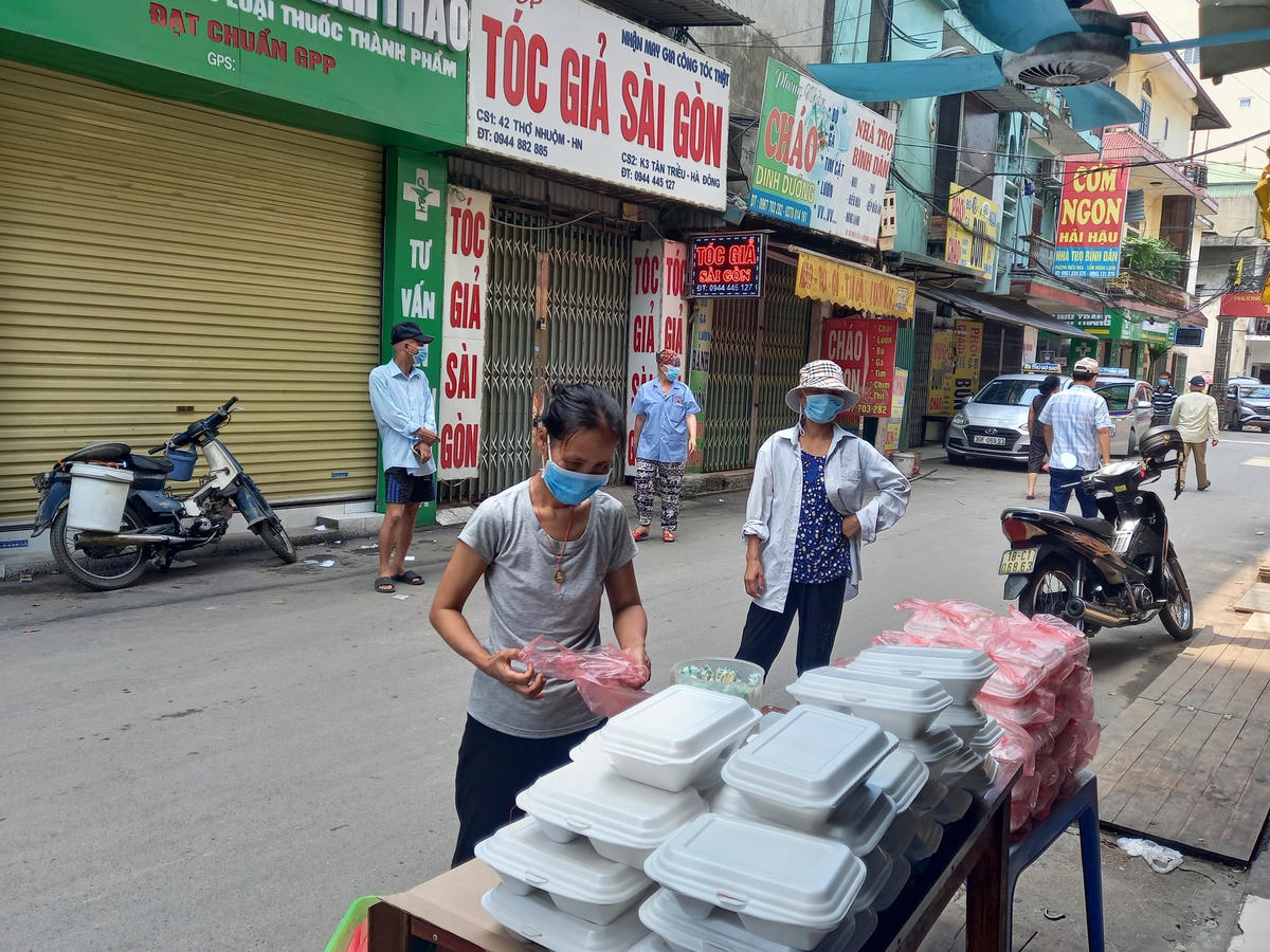 Những suất cơm sau khi đóng hộp được gói lại cẩn thận trước khi phát đến tay người dân.