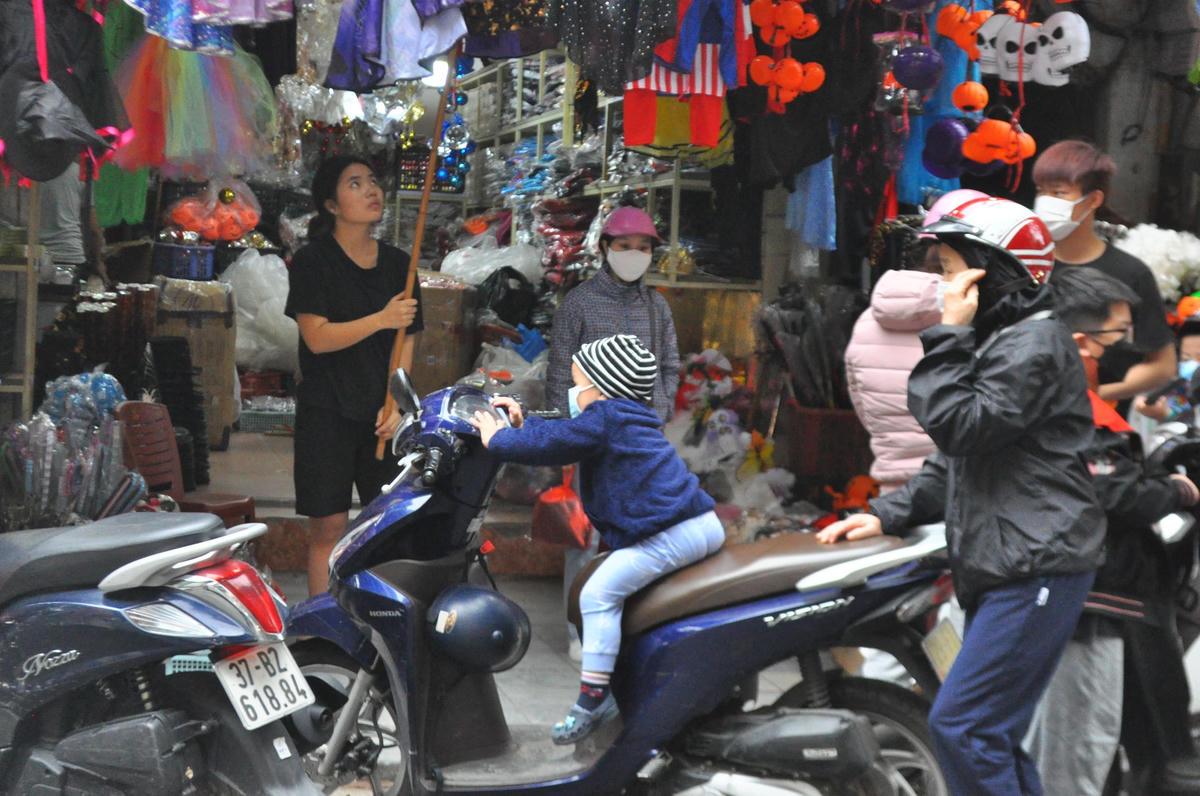 Phố Hàng Mã nhộn nhịp trở lại ngày lễ Haloween