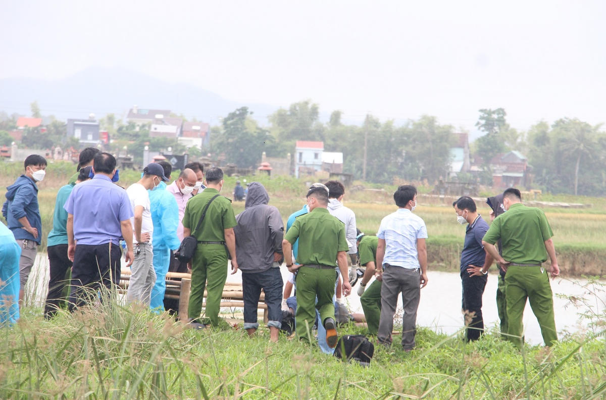 Lực lượng Công an khám nghiệm thi thể nạn nhân.
