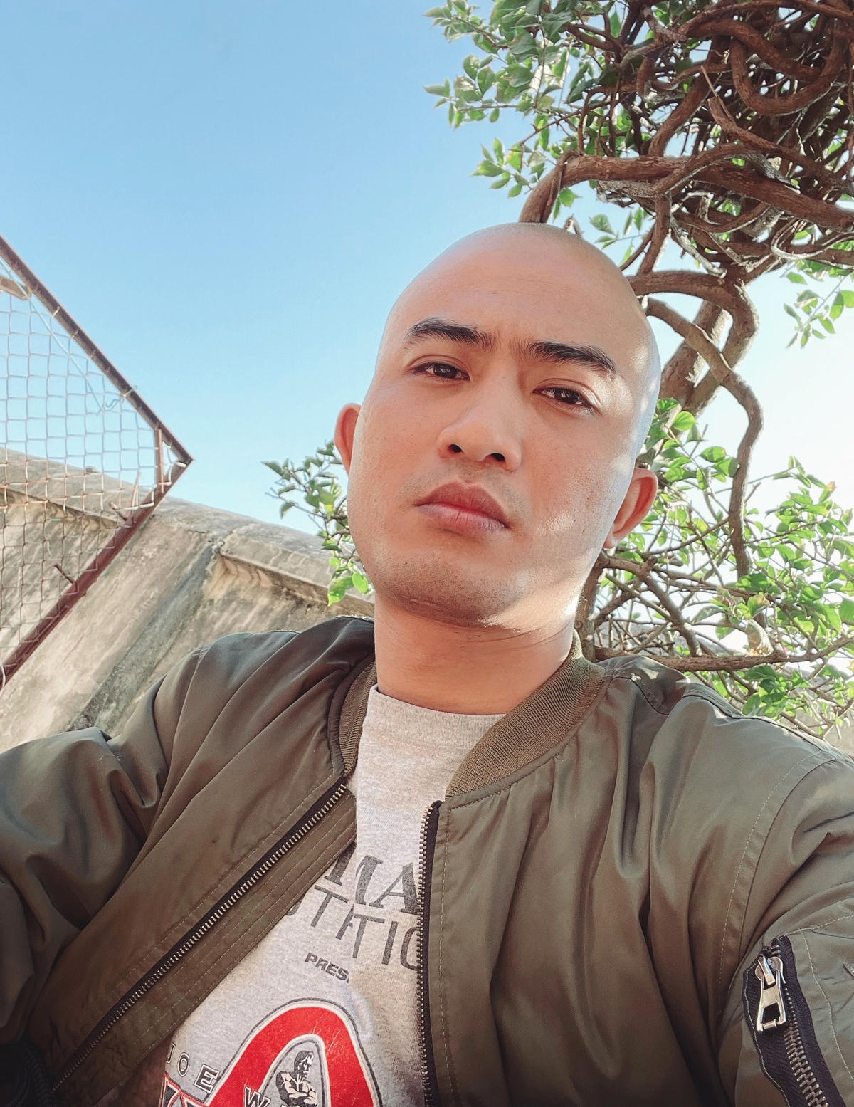 Doãn Quốc Đam cạo trọc đầu tham gia phim "Phố trong làng".