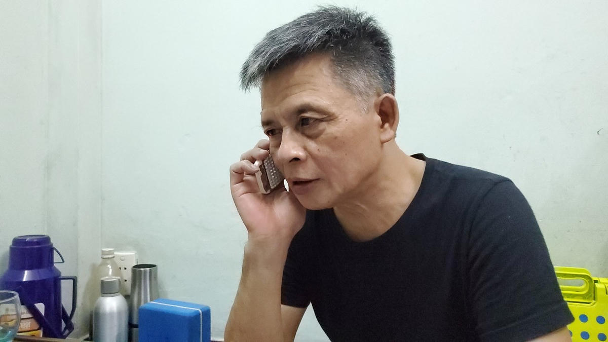 Lúc rảnh rỗi ông thường gọi điện hỏi thăm bạn bè người thân.