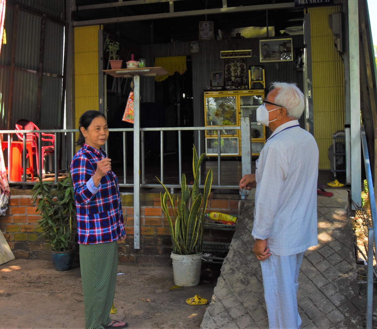 Ông Lưu Văn Hồ - Trưởng ban Trị sự GHPGHH xã Quốc Thái bàn giao căn nhà cho bà Trần Thị Lan.