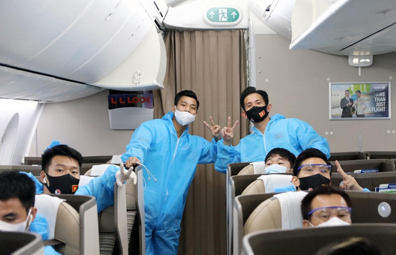 Đội tuyển Việt Nam được bố trí ngồi tại khoang riêng biệt và mặc trang phục bảo hộ trong suốt hành trình bay. Nguồn: VFF.