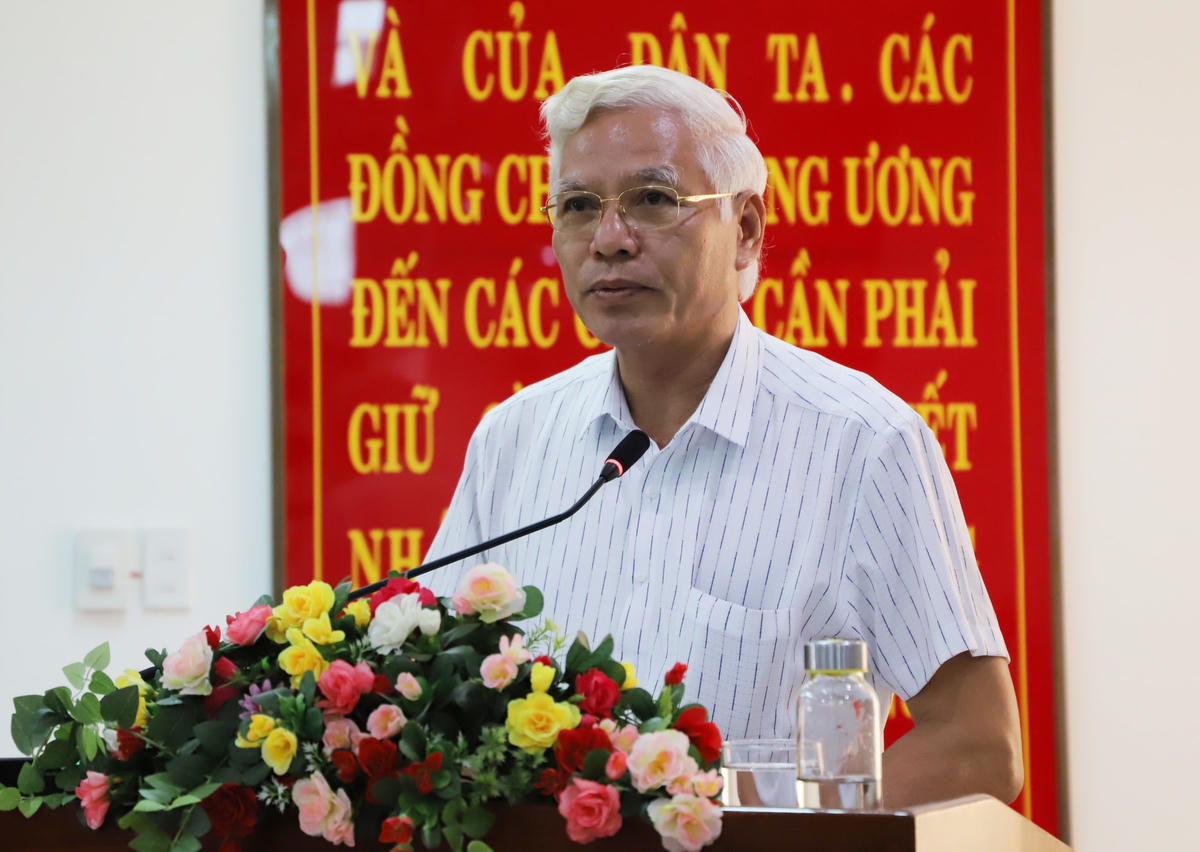 Phó Bí thư Thường trực Tỉnh ủy Lương Minh Sơn phát biểu tại buổi làm việc.