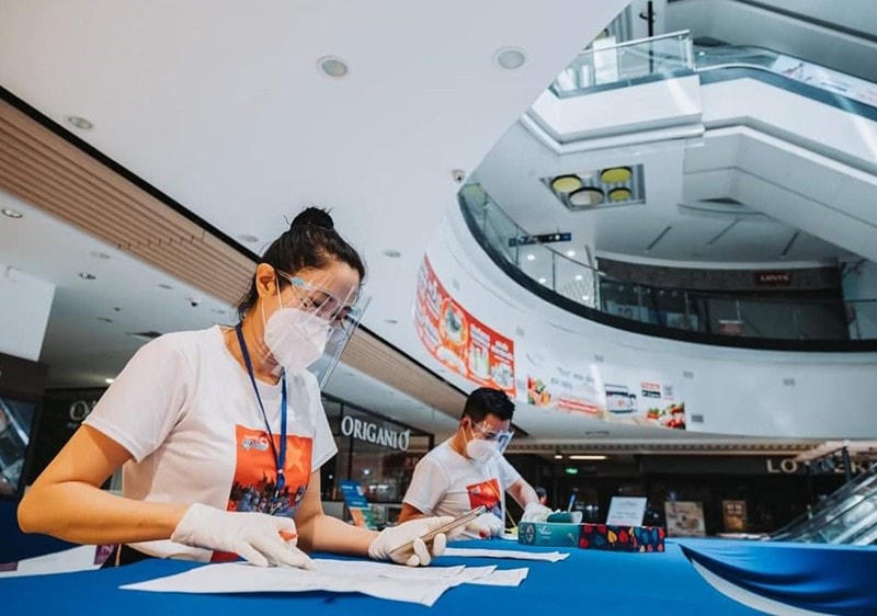 MC Quỳnh Hoa đi siêu thị giúp người dân “kiêm” tổng đài viên siêu thị. Ảnh: Mai Anh.