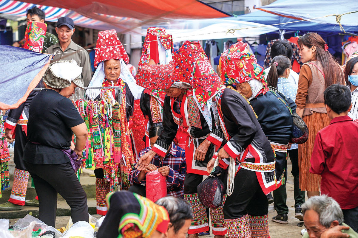 Phiên chợ thường đông đúc vào ngày thứ Bảy và Chủ nhật, mang đậm bản sắc dân tộc vùng cao.