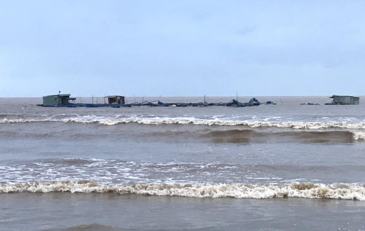 Sóng đánh cuốn trôi các lồng bè nuôi cá hộ dân ra biển.