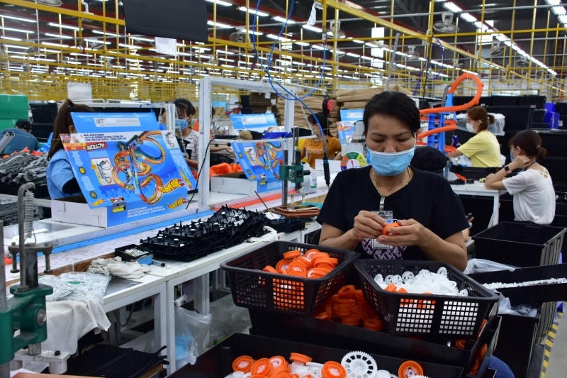 Doanh nghiệp cần đầu tư máy móc để tăng năng suất lao động.