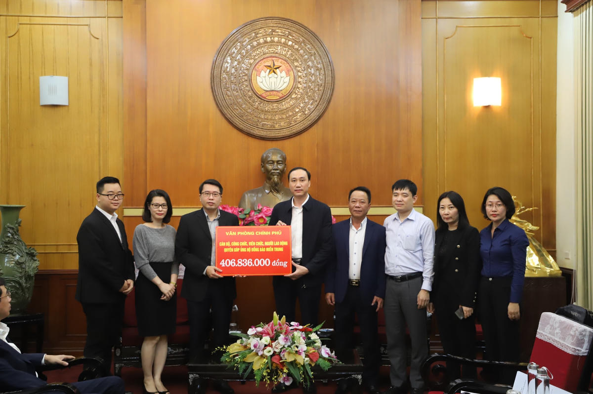 Phó Chủ tịch Phùng Khánh Tài tiếp nhận ủng hộ từ Văn phòng Chính phủ.
