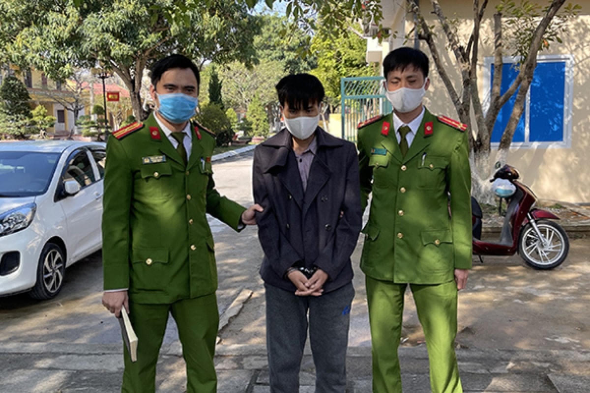 Đối tượng Sùng A Tông bị công an bắt giữ.