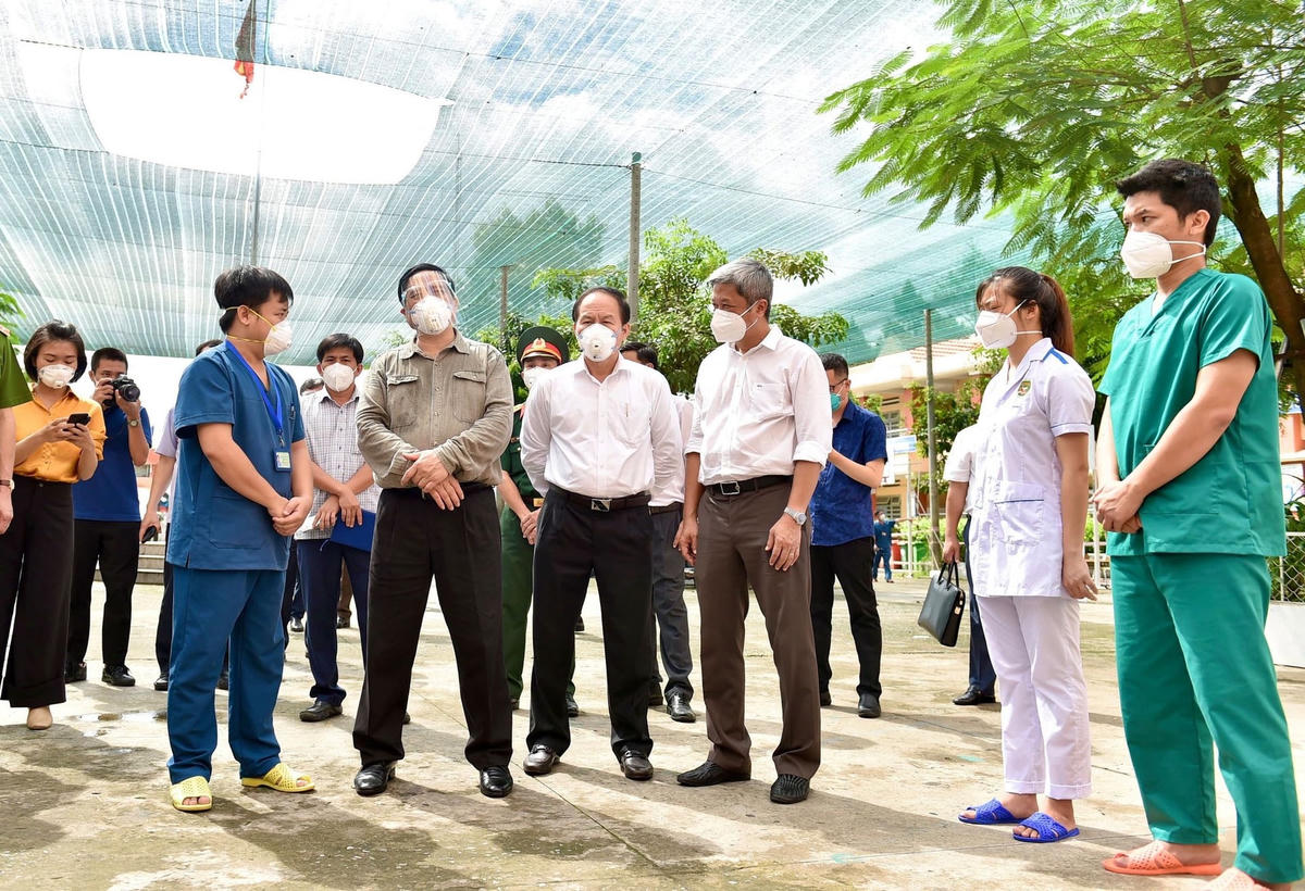 Thủ tướng Chính phủ Phạm Minh Chính, Phó Chủ tịch - Tổng Thư ký UBTƯ MTTQ Việt Nam Lê Tiến Châu và đoàn công tác động viên các y, bác sĩ làm công tác điều trị, chăm sóc người nhiễm Covid-19.