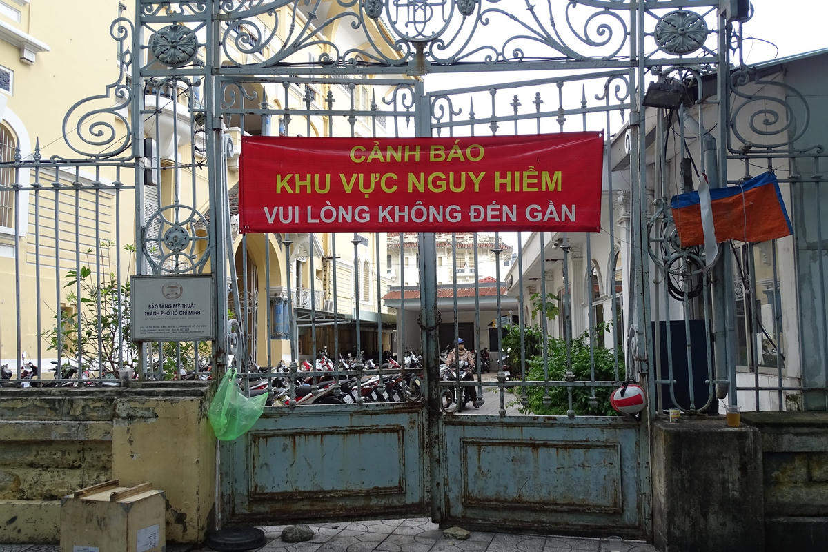 Băng rôn cảnh báo người dân không tới gần vì nguy hiểm.