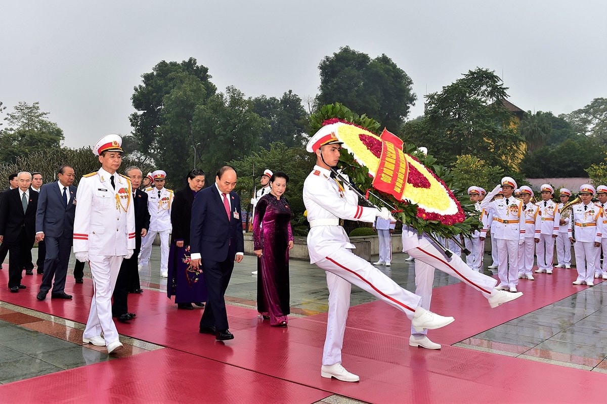 Các đại biểu dâng hương tại Đài tưởng niệm các Anh hùng liệt sĩ trên đường Bắc Sơn.