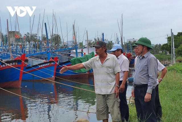 Lãnh đạo tỉnh Bình Định kiểm tra công tác neo đậu tàu thuyền. Ảnh: VOV.
