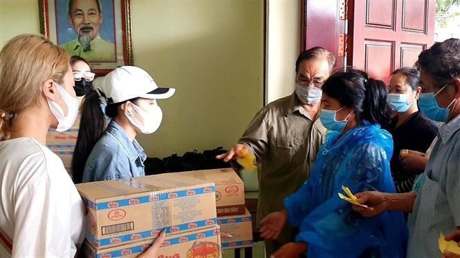 Mỗi phần quà gồm 2 thùng mỳ gói hoặc 1 thùng mì gói và 10 kg gạo. (Ảnh: Trần Long/TTXVN).