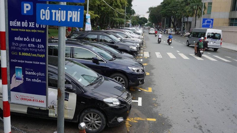 Do thiếu chỗ đỗ, ô tô chiếm mất vỉa hè của người đi bộ. Ảnh Quang Vinh.
