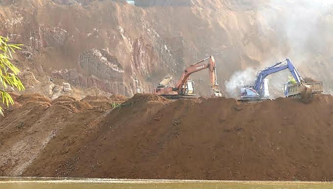 Hồ Thác Bà bị Công ty TNHH Hoàng Gia tiến hành san lấp.