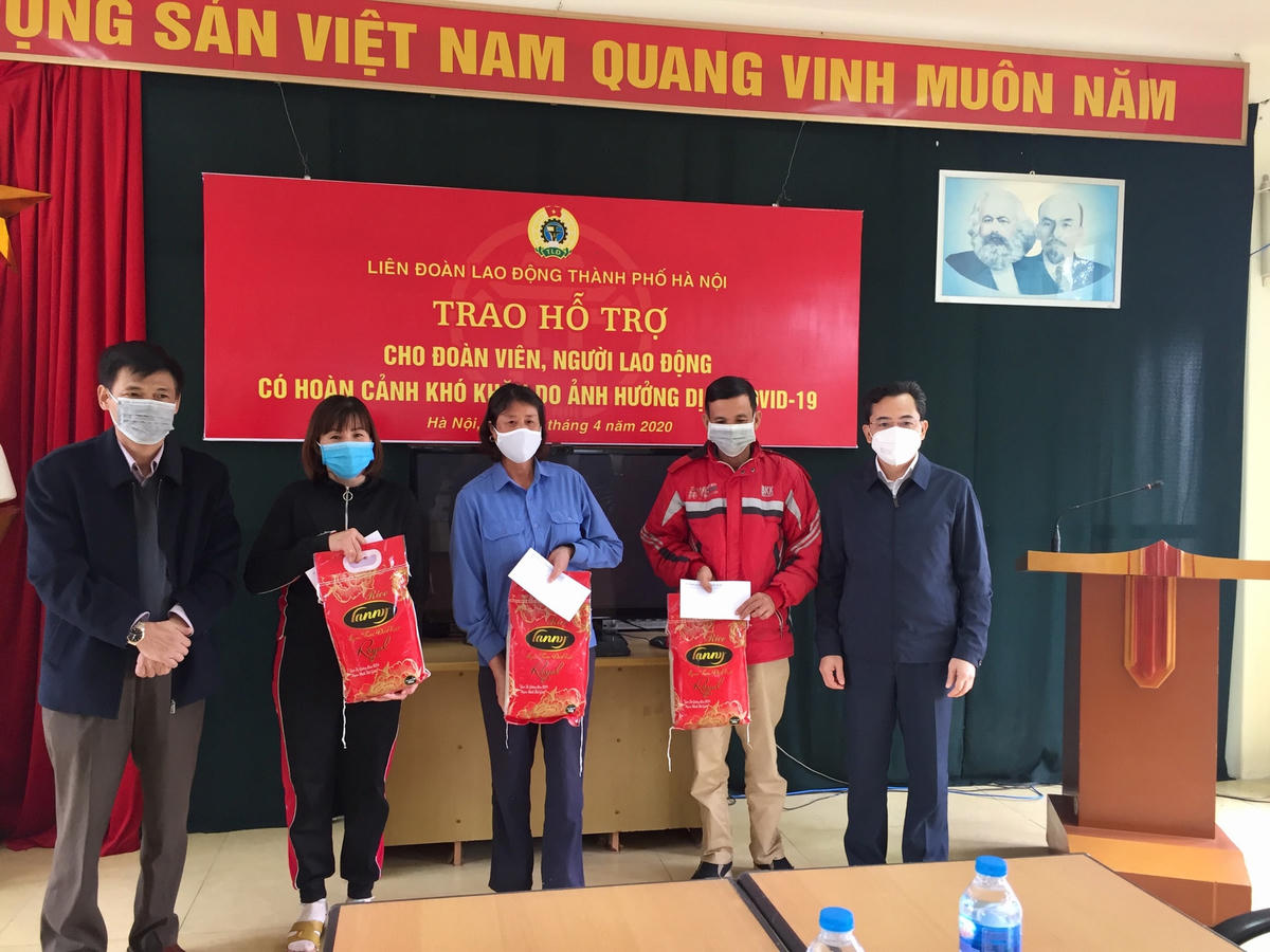 Công đoàn hỗ trợ đoàn viên khó khăn do dịch Covid-19.