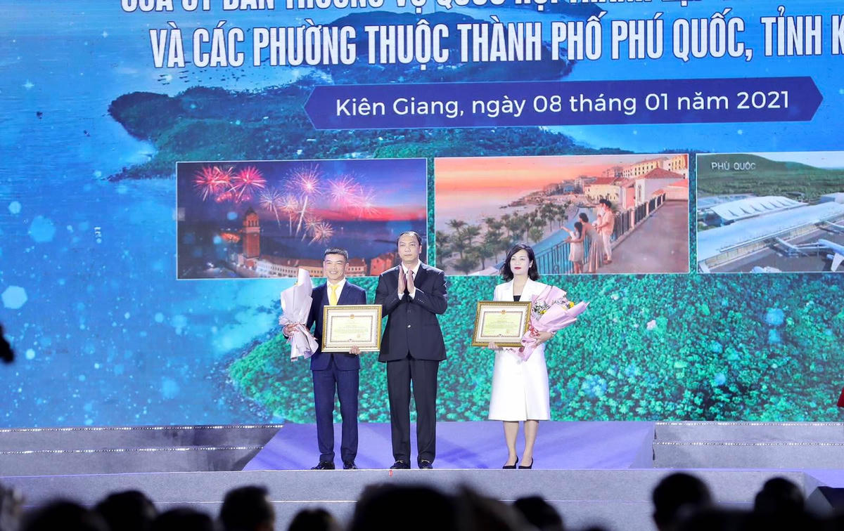 Lãnh đạo tỉnh Kiên Giang trao hoa và bằng chứng nhận cho 2 nhà đồng tài trợ Sun Group và BIM Group