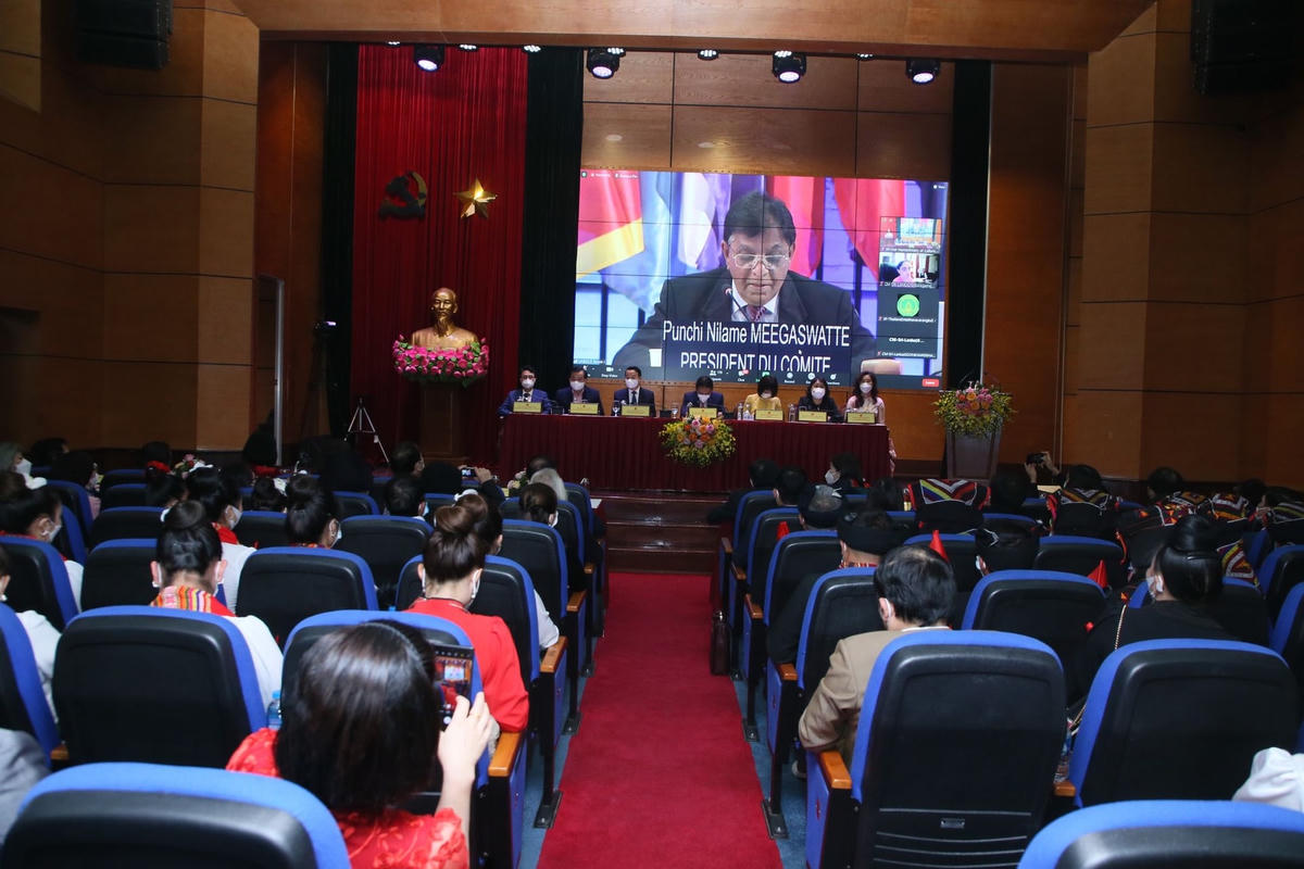 Tổng giám đốc UNESCO, Chủ tọa Hội nghị - Punchi Nilame Meegaswatte công bố nghệ thuật Xoè Thái được UNESCO ghi danh di sản văn hóa phi vật thể đại diện của nhân loại. Ảnh: Quang Vinh.