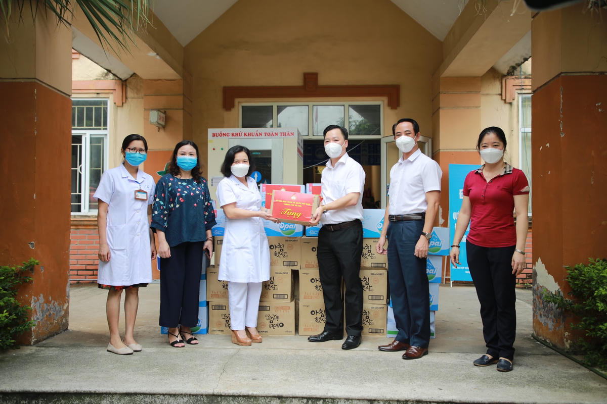 Phó Chủ tịch Ủy ban MTTQ Việt Nam thành phố Hà Nội Nguyễn Sỹ Trường thăm hỏi, động viên trung tâm y tế quận Cầu Giấy.