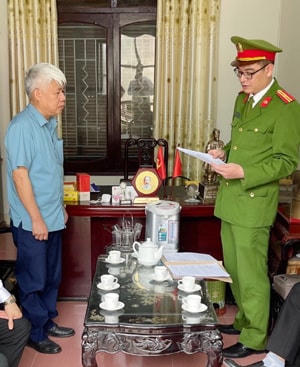 Ông Hoàng Văn Phúc, Phó Chủ tịch UBND huyện Yên Định (Thanh Hoá) nghe Quyết định khởi tố bị can.
