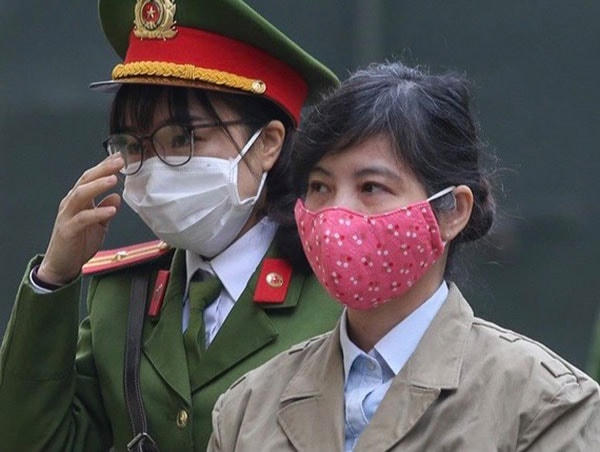 Bị cáo Nguyễn Thị Kim Anh bị dẫn giải ra tòa.