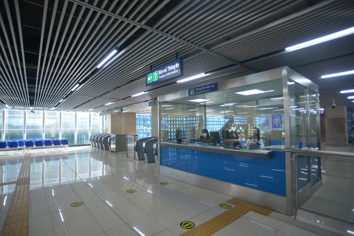 Nhân viên tại quầy thông tin sẽ bán vé cho khách không thể thực hiện mua vé bằng máy.