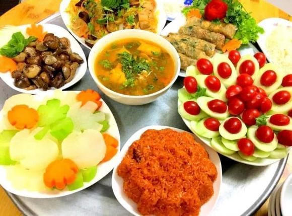 Gia đình nghệ sĩ Tự Long tiễn ông Công, ông Táo bằng mâm cỗ thịnh soạn. 