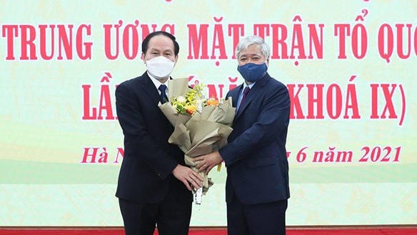 Bí thư Trung ương Đảng, Chủ tịch UBTƯ MTTQ Việt Nam Đỗ Văn Chiến tặng hoa chúc mừng Phó Chủ tịch - Tổng Thư ký Lê Tiến Châu. Ảnh: Quang Vinh.