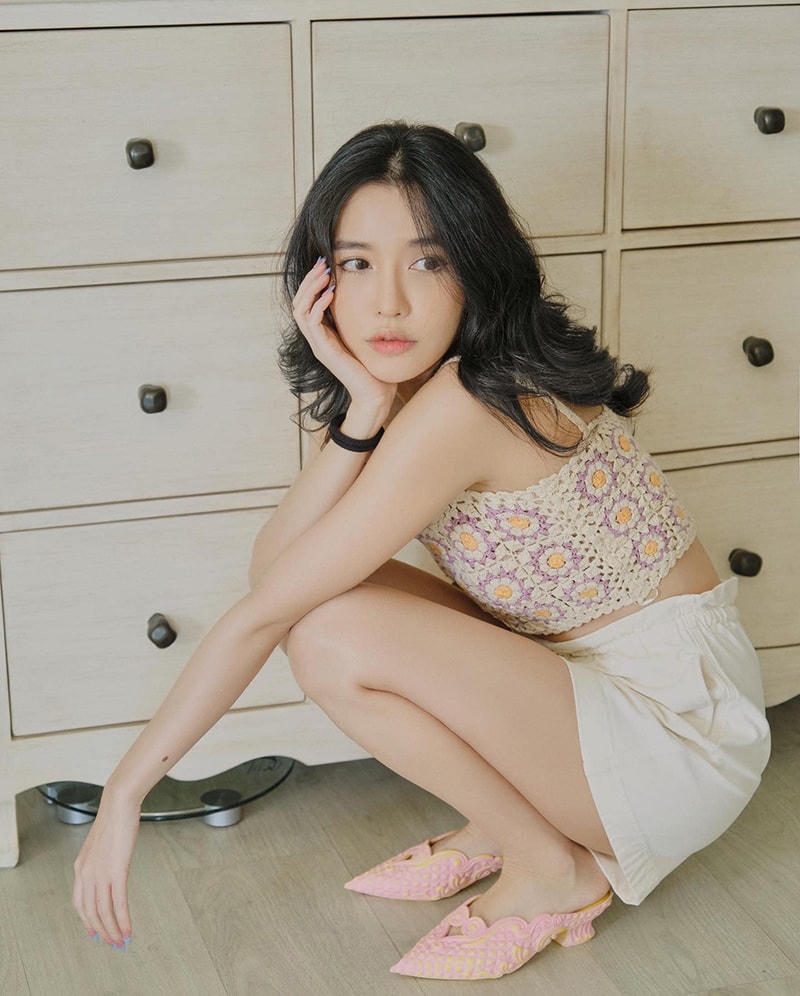 Bích Phương cũng chọn phong cách nàng thơ với áo droptop màu tím và quần short trắng trông vô cùng đáng yêu.