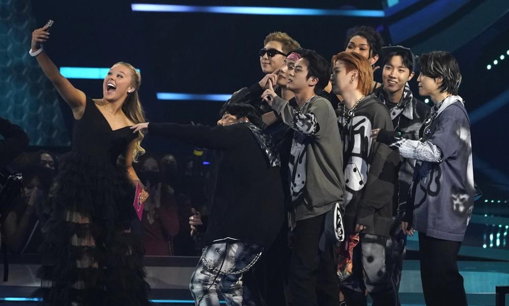 JoJo Siwa chụp ảnh với BTS trên sân khấu khi họ nhận giải thưởng Nhóm nhạc pop được yêu thích nhất.