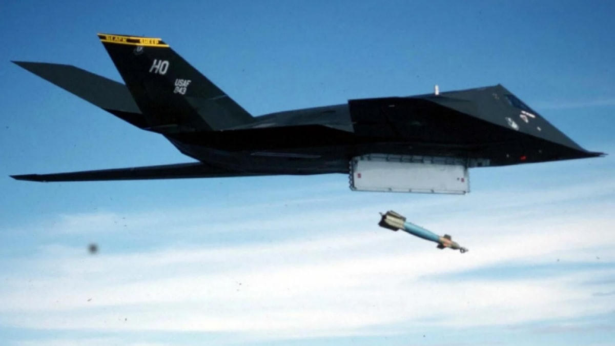 F-117. Ảnh: Reuters.