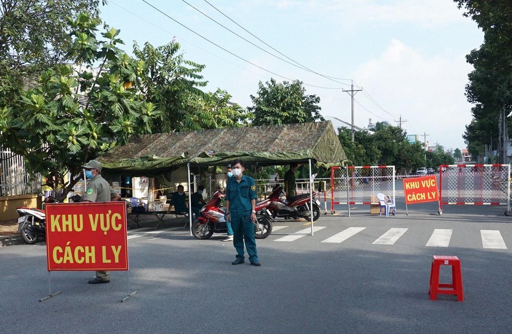 Kêu gọi, vận động, giải thích, thuyết phục, hướng dẫn, yêu cầu người dân không ra khỏi nhà, “ai ở đâu ở đó”, cách ly người với người, nhà với nhà, xã phường với xã phường.